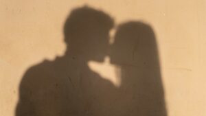 【画像】JK、駅でキスｗｗｗ