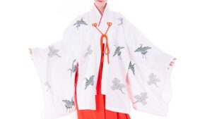 【画像】JKの巫女さん、生着替えを公開ｗｗｗｗ