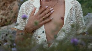 【画像】人気女優の横から乳首がチラリｗｗｗ