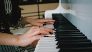 【動画】セクシー過ぎるジャズピアニストの純白パンティが見えてしまうｗ