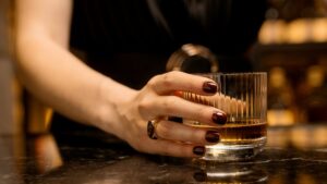 【画像】お酒に酔ったOLさん、お○ぱい爆発寸前ｗｗｗ