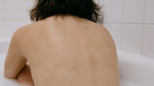 【画像】まんさん、風呂場で生々しいデカケツを晒してしまうｗｗｗ