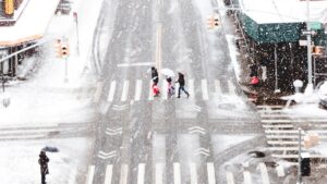 【画像】まんさん、凍結した道路で転んでパンティがテレビに映ってしまうｗ