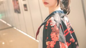 【画像】JKさん、廊下でパンツ丸出しになってしまう…