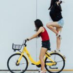 【画像】スカート短いのに自転車に立乗りしちゃう女の子www