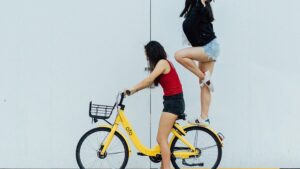 【画像】スカート短いのに自転車に立乗りしちゃう女の子www