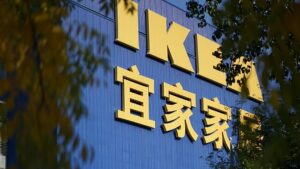【画像】IKEAにノーパンノーブラ露出痴女現るｗｗｗ