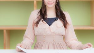 【動画】人気女子アナさん、うっかり胸チラしてしまう