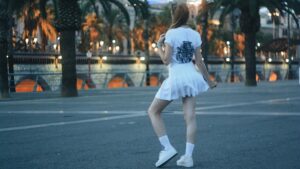 【画像】元AKBアイドル、ほぼパンツ丸見え衣装で踊らされてて直視不可避