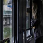 【画像】美人お姉さん、電車で胸チラしてしまうｗｗｗ