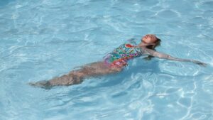 【画像】ナイトプールにギリギリやれる爆乳女ｗｗｗ