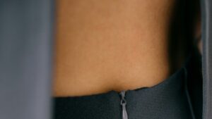 【画像】恵体女さん、パンツのチャックが締まらなくなってしまうｗ