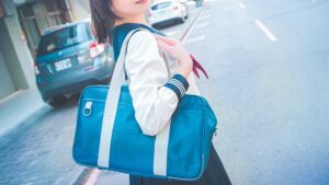 【動画】JKのラッキーハプニングｗｗｗ