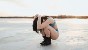 【画像】真冬なのに水着姿のどすけべ巨乳女ｗｗｗ