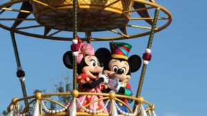 【画像】ジャンボリーミッキーお姉さんの谷間ｗｗｗｗ