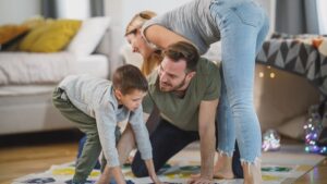 【画像】全裸でツイスターする陽キャ集団が楽しそうｗｗｗｗ