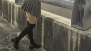 【画像】恥ずかしそうにスカートをたくし上げるJKの太ももがムッチムチ♡