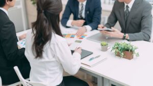 【画像】AV制作会社さん、お乳丸出しで打ち合わせしてたｗｗｗ