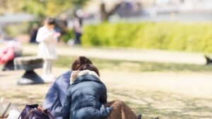 【画像】お花見にスカートで来てる女の子のパンツ祭り