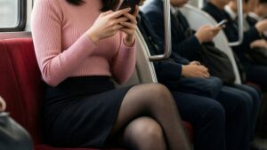 【画像】電車の中におっぱい半分くらい出してる女の人おったｗｗｗ