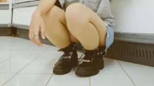 【画像】尻穴にビーズ挿れたままの美女、コンビニに現れるｗｗｗ