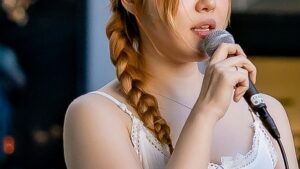 【画像】地下アイドルさん、暑すぎてエロ衣装でライブしてしまうｗｗｗ