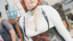 【画像】ほぼ全裸なドスケベコスプレイヤーの身体がエロすぎるｗｗｗ