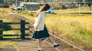 【画像】JKでごった返す夕方の田舎の駅前、ドスケベｗｗｗ