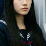 【画像】電車内でJKがパンチラwww