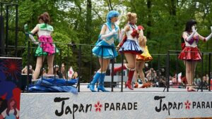 【画像】セーラームーンのコスプレイヤー、パンチラさせまくってしまうwww