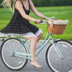 【画像】Tバックのくせにチャリに乗る馬鹿女ｗｗｗ