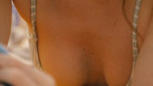 【画像】顔だけ加工しておっぱいのシミとかは無修正の女wwwwwwwww